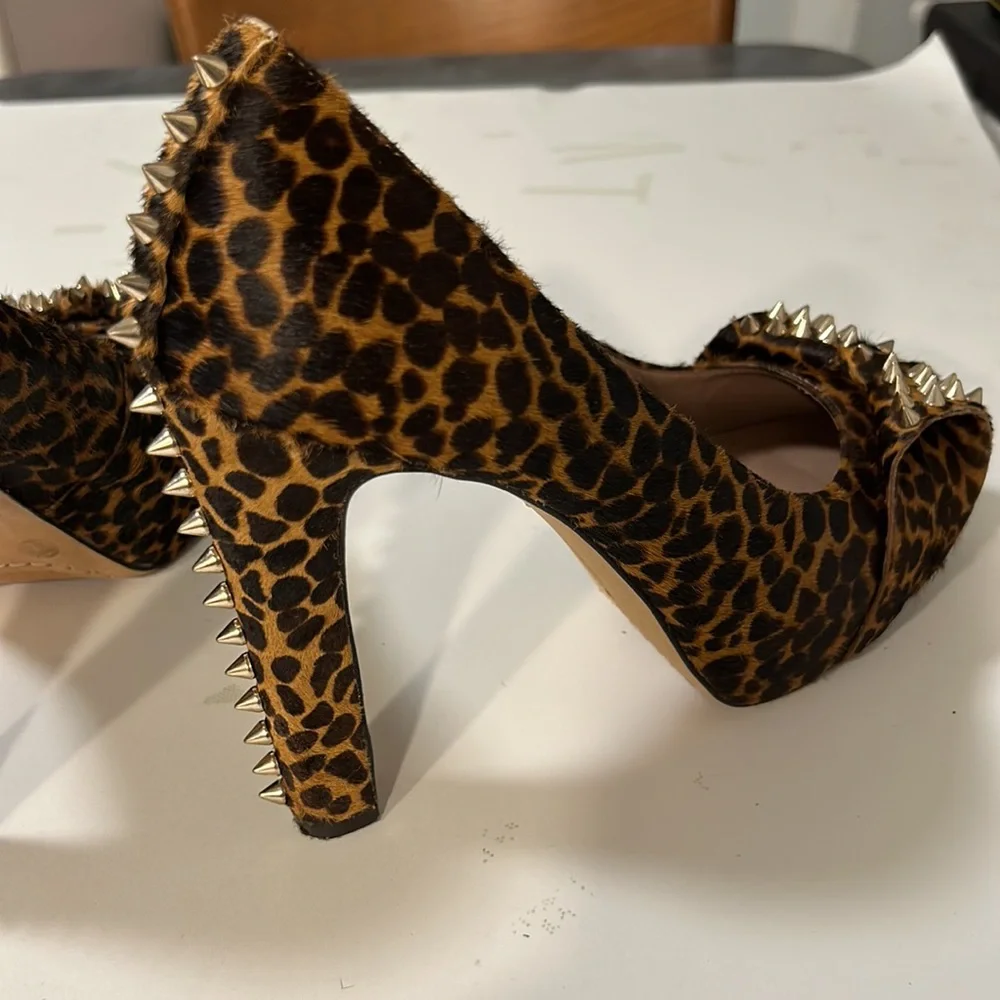 CHEETAH PLATFORM SHOE SIZE 9. VINCE CAMUTO